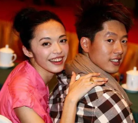 2008年，姜伟筹拍《潜伏》时，邀请凌潇肃出演唯利是图的情报贩子“谢若林”，想卖