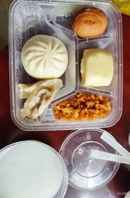 住院护理的第一顿早餐！家属生病住院，前几天在急诊留观室耗着，根本抽不开身出去