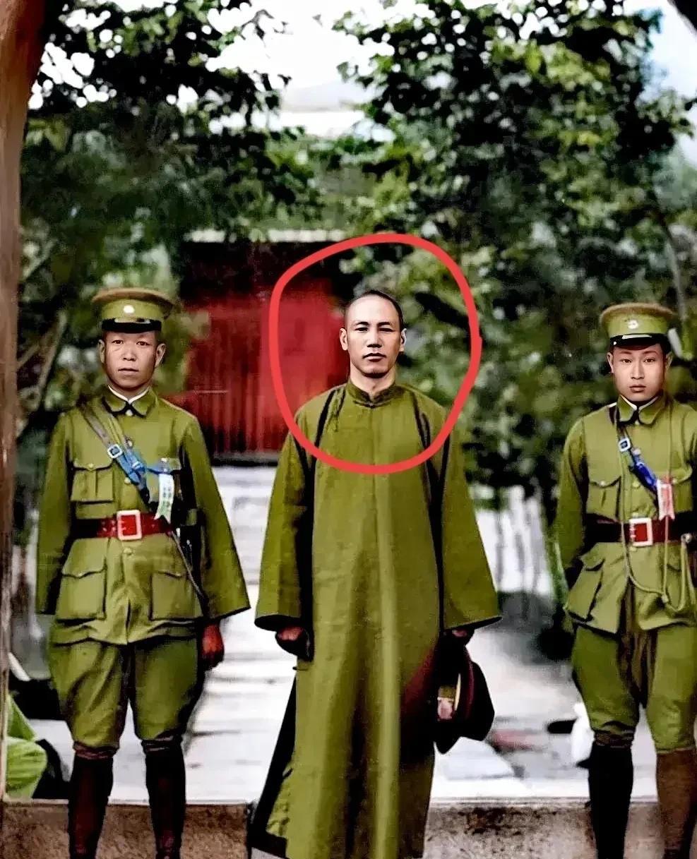 1927年南京明孝陵门口的神秘合影！中间身着长衫的男子，可不是演员扮演，是货真价