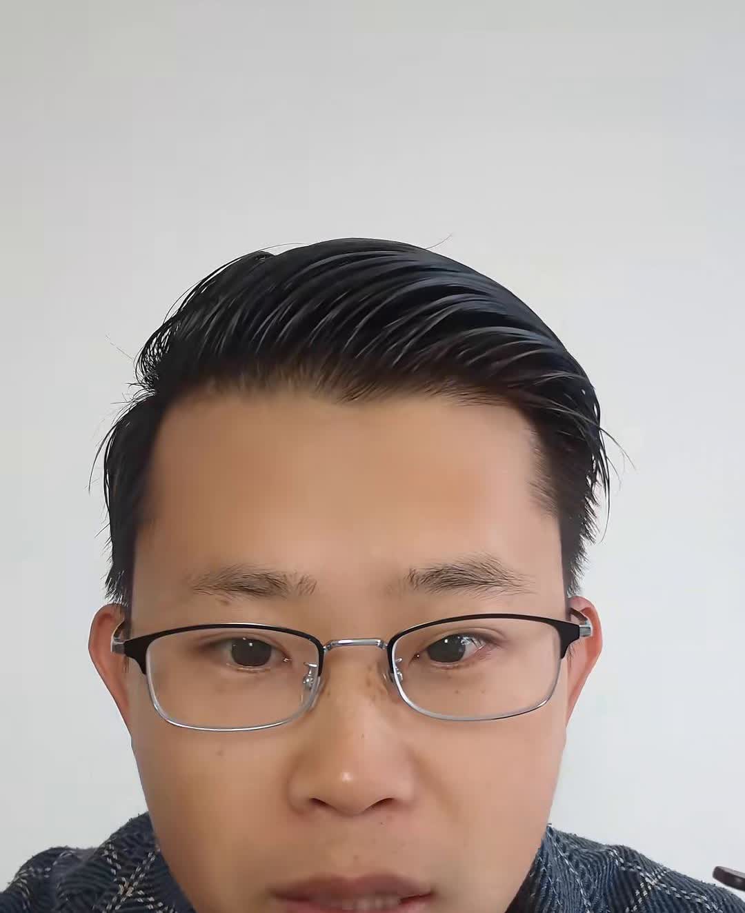 新能源汽车的天又塌了，据说是吉利银河某款新车遭到了泄密。某媒体在杭州湾直播的时候