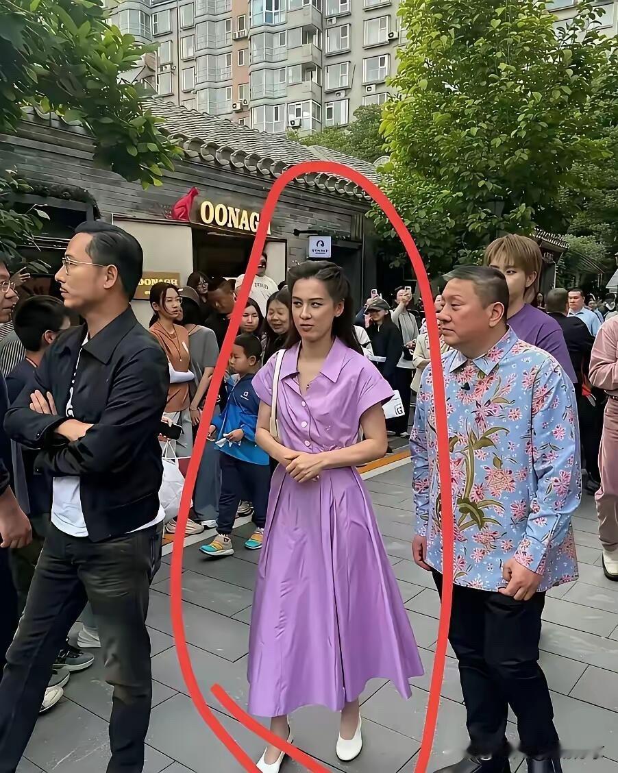 这居然是黄圣依，到底是哪里变了，原来多好看，眉清目秀的，算不上顶级美女，但也是小