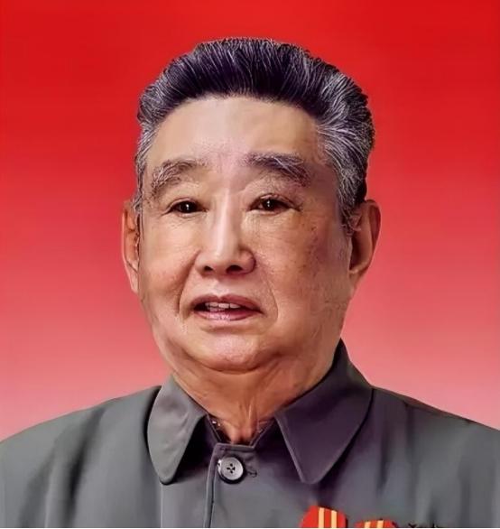 1943年，日本空袭时，18岁战士宋岭春正躲在草丛里，他看到飞行员探出头来，当敌