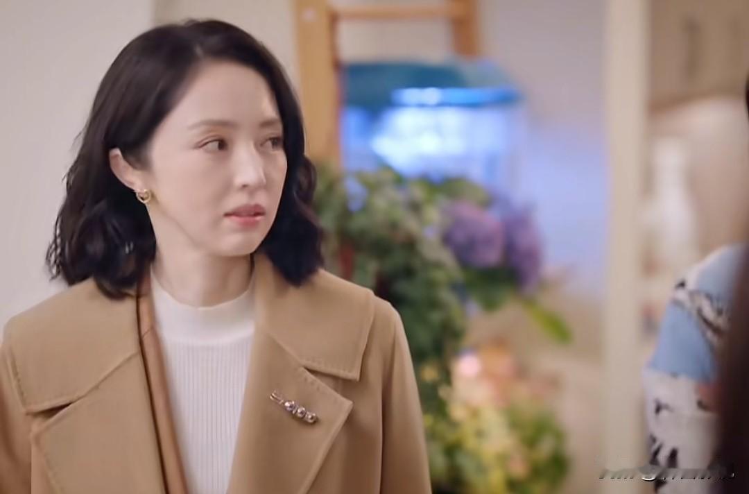 最近我追了《不期而遇的生活》，竟发现了一处特别有趣的细节。剧中男女主所居住的