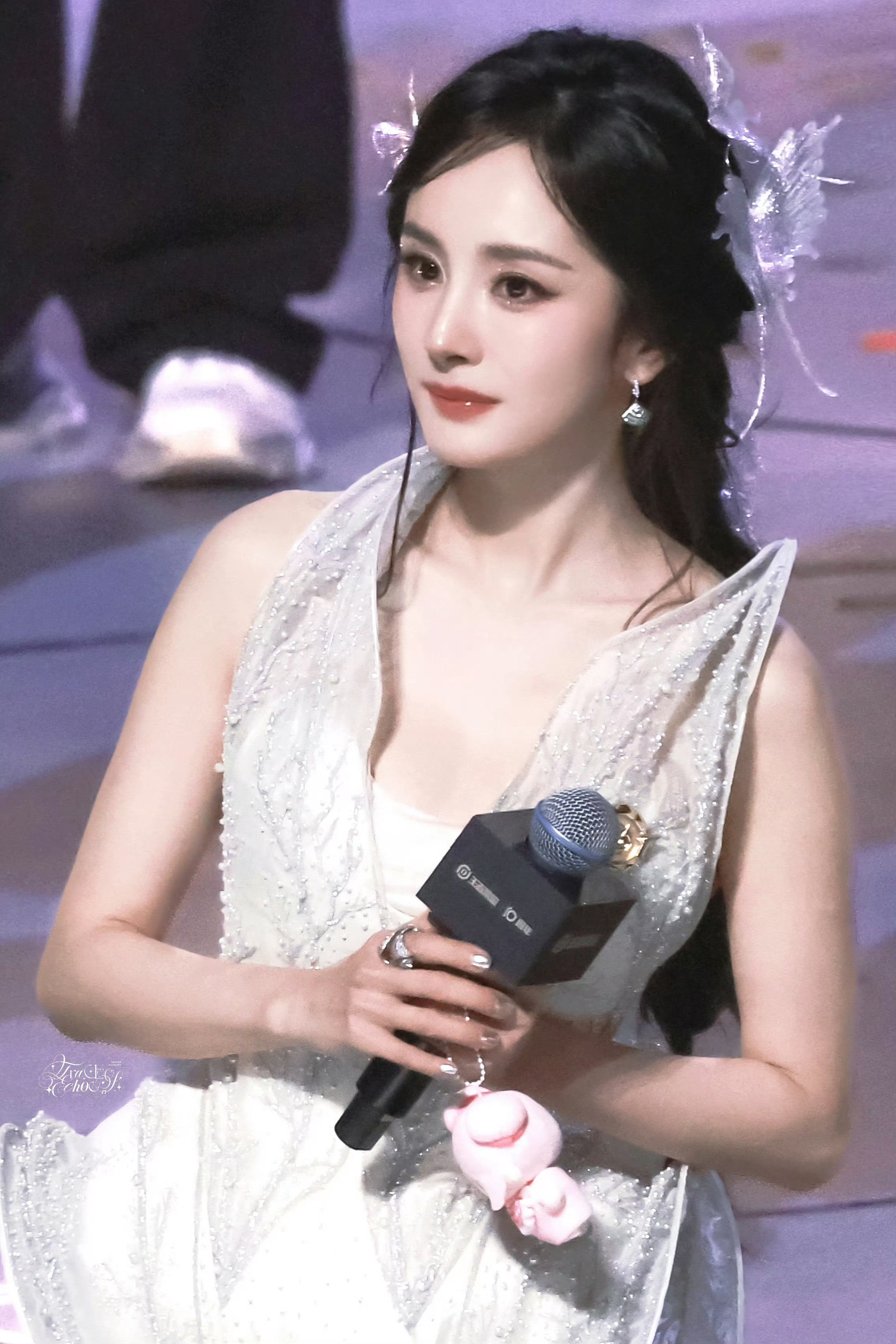 杨幂回复Fly回完你的回他的回完他的再回另一个的杨幂你真的很爱王者荣耀[流鼻