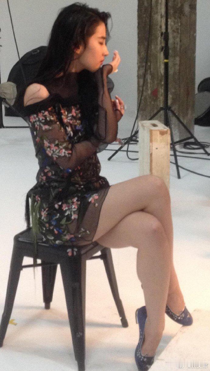 翻到刘亦菲的一组旧照，瞬间被惊艳！没有过多修饰，却自带独特韵味，眉眼间的温柔与灵