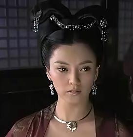 谁看了不惋惜！原生脸蛋灵气满满，清丽又有辨识度，美得浑然天成。实在看不懂，这般