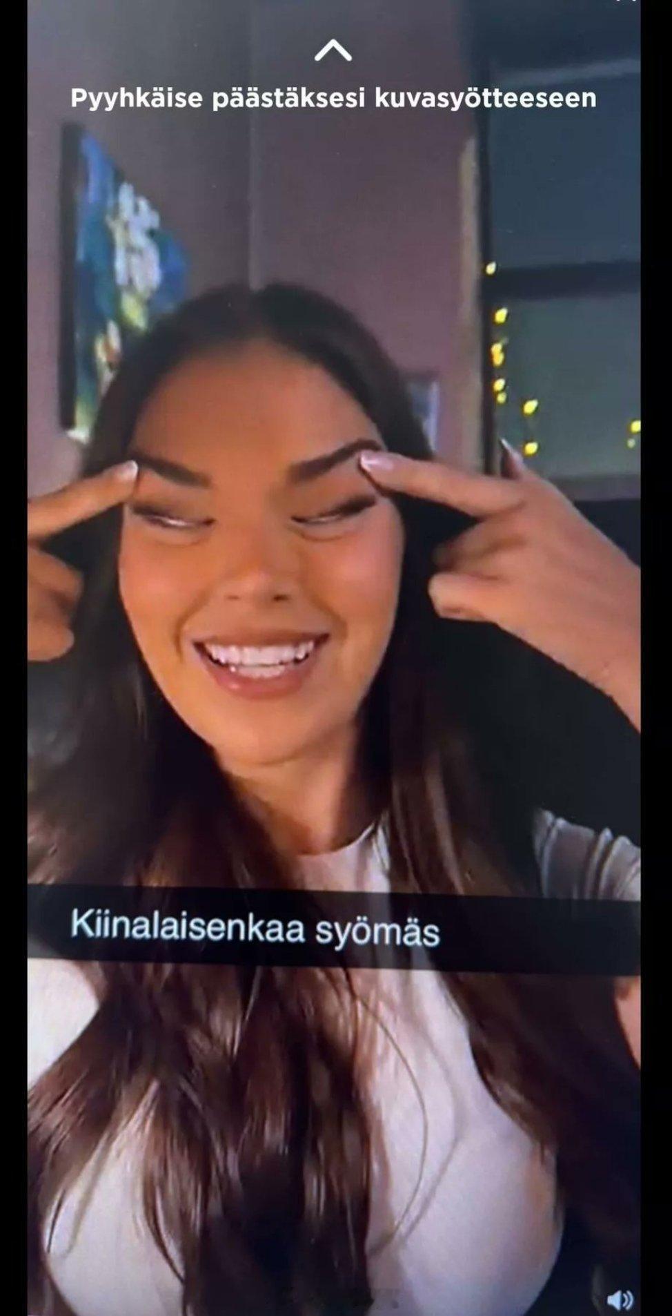 前“芬兰小姐”萨拉·扎菲斯，公然拍了一张眯眯眼图片发到社交媒体上种族歧视中国人，