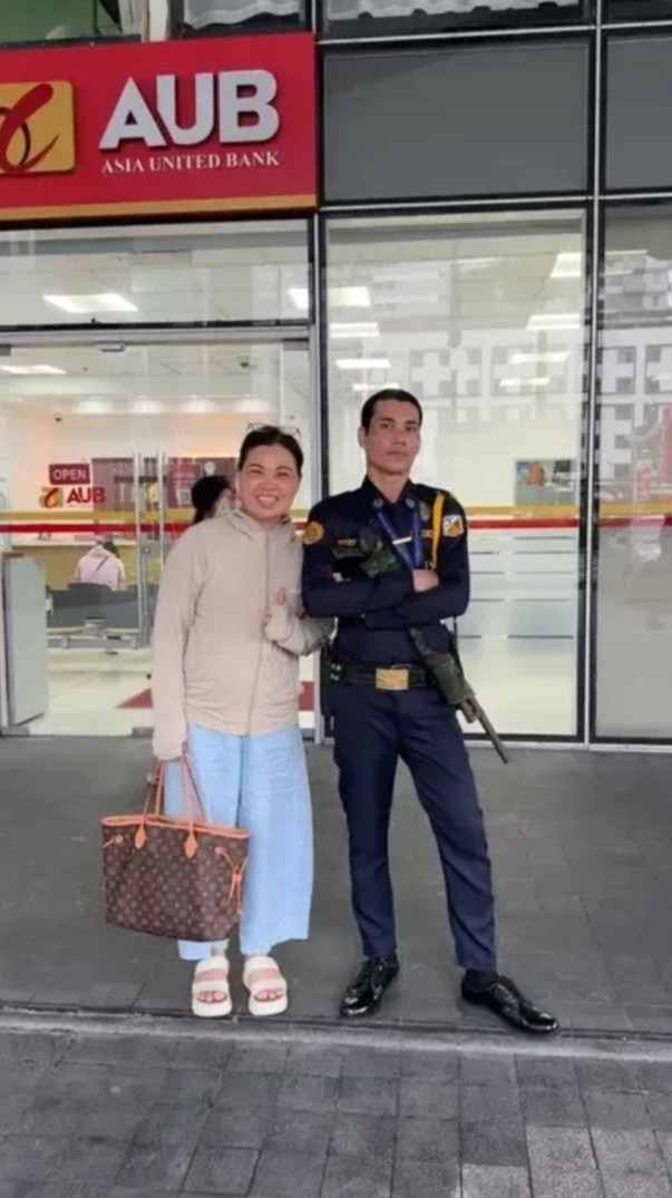 一位中国女游客到菲律宾旅游，被菲律宾持枪保安锃亮的皮鞋，威武的着装，帅气的外表吸