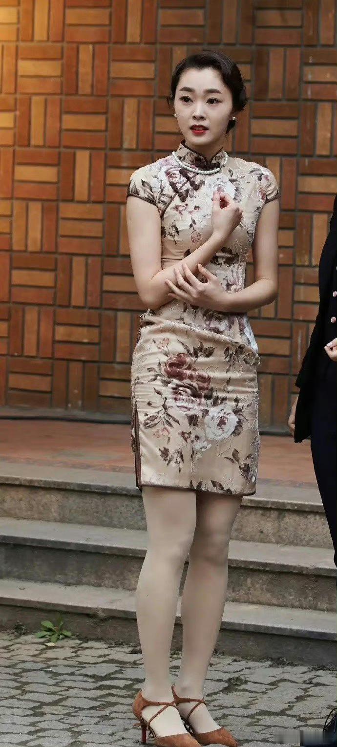 宋轶应该是最喜欢穿丝袜的女明星了，不管是光腿神器还是超薄，连拍抗日剧都是一套黑色