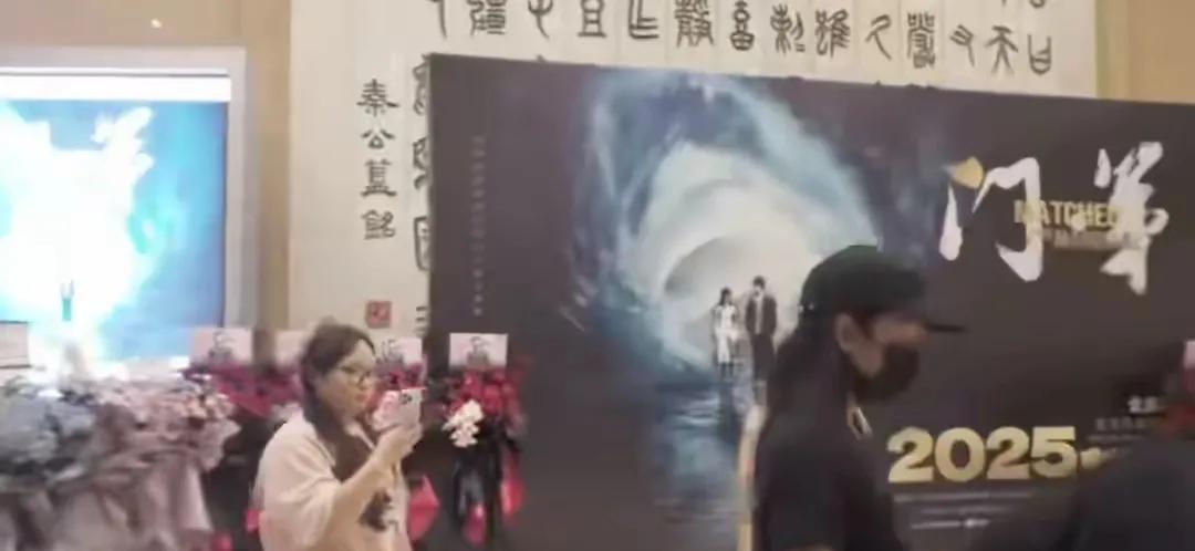 王鸥去看何九华的话剧《门第》，终于打破了两个人分手的传言。自从王鸥和何九华生女