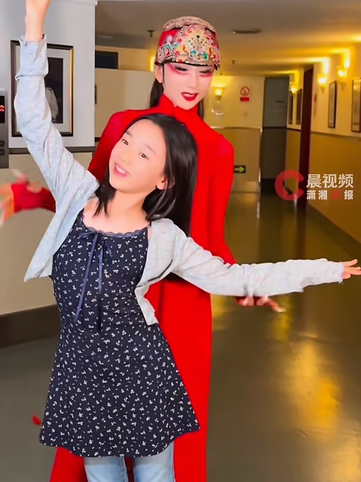 杨丽萍教小酒窝孔雀舞小酒窝才7岁，手指尖那个姿态和“三道弯”就有模有样了，之前
