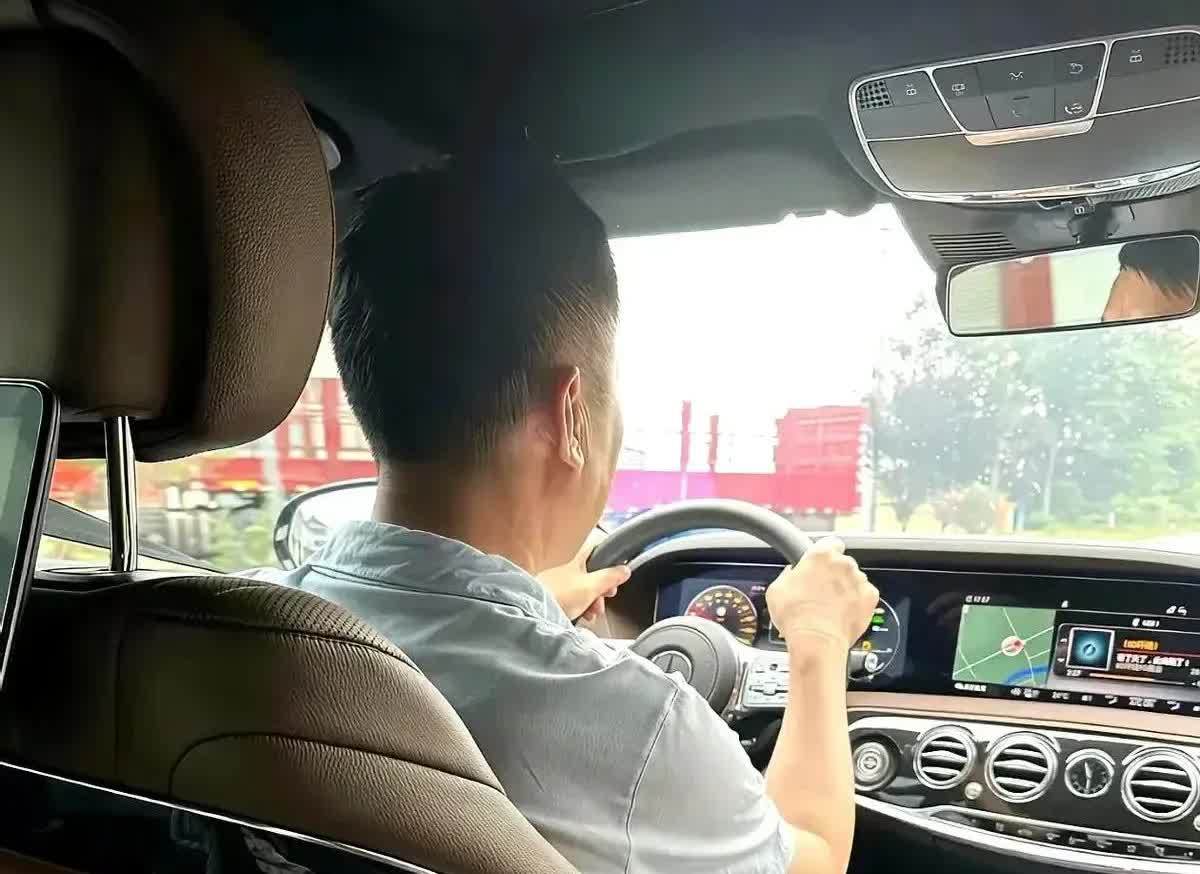 叔叔开了35年的车，他教我的开车技巧……1.第一个技巧:车窗永远别留缝