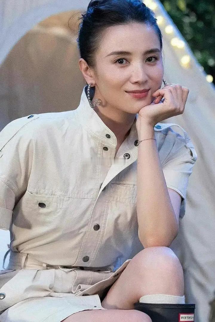 2024年白玉兰奖后台，刚拿奖的宋佳被个男人猛地抱住。她没挣扎，反而往对方怀里蹭