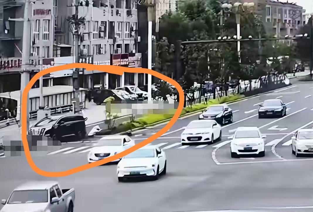 广德车祸这事，总觉得怪怪的，怎么就突然冲过绿化隔离带，撞倒了隔壁车道上的女子三人