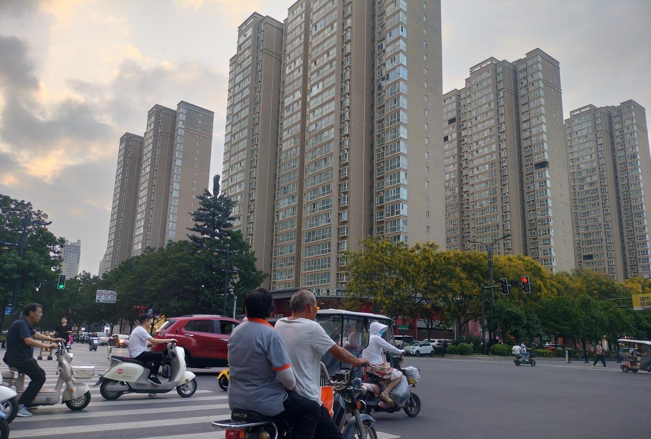 从早上九点洛阳就预报有雨，随后慢慢推迟，十点，十一点，中午十二点以后居然没有雨了