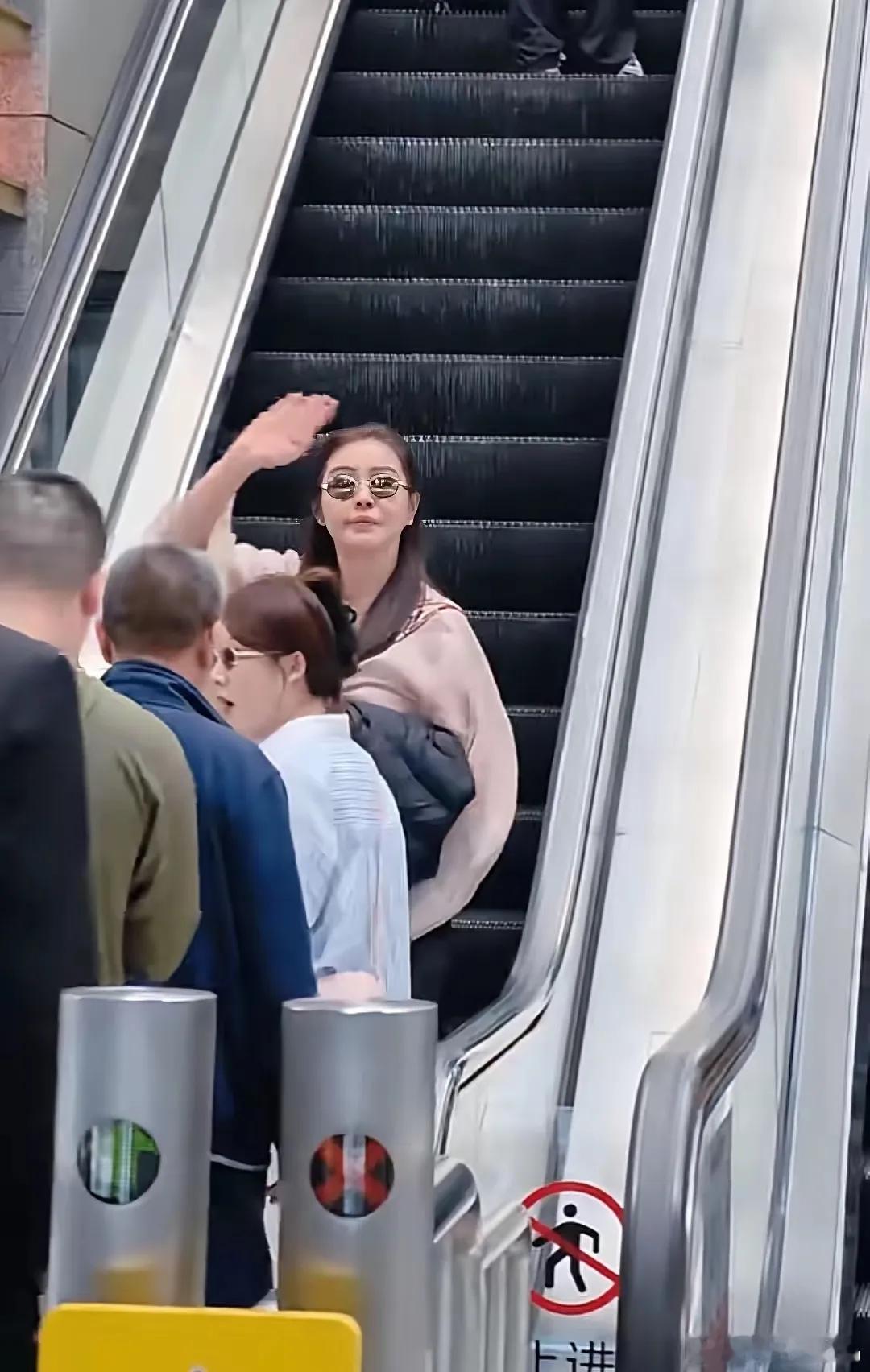 王祖贤退圈后是真放得开，出门连口罩都不戴，完全把自己当成普通人过日子了。她吃素都