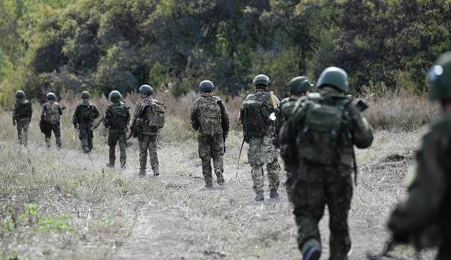 这个月国际上真的炸了锅,美国毫无征兆甩“大招”从北约东翼火速撤兵,一撤就是几千人