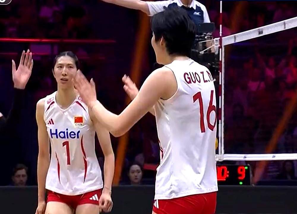 2比10落后，日本主场观众都准备开香槟了，结果被中国女排硬生生掀了桌子。主帅