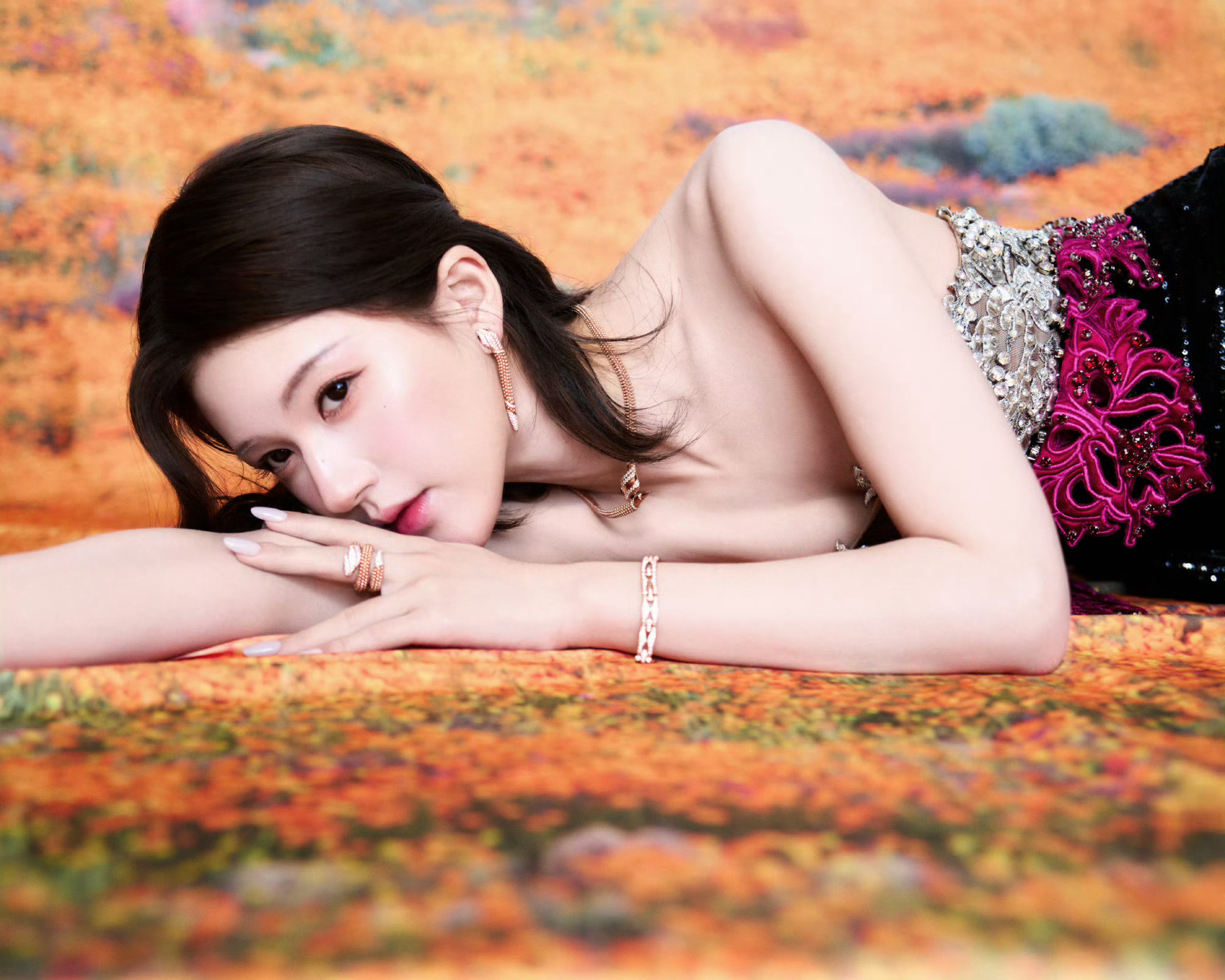 从红毯压轴到内场C位，每一步都从容大气，赵露思的气场真的全开