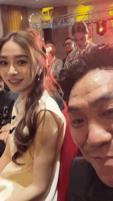 感觉杨颖好无奈，为了挽回人气，各种忍气吞声……参加活动的杨颖正好好的坐着，突然钻