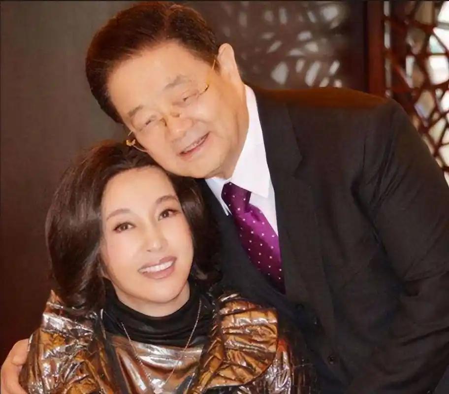 刘晓庆的现任老公一看面相就知道财大气粗，脸型天圆地方，有福相，庆奶跟着他一定很幸
