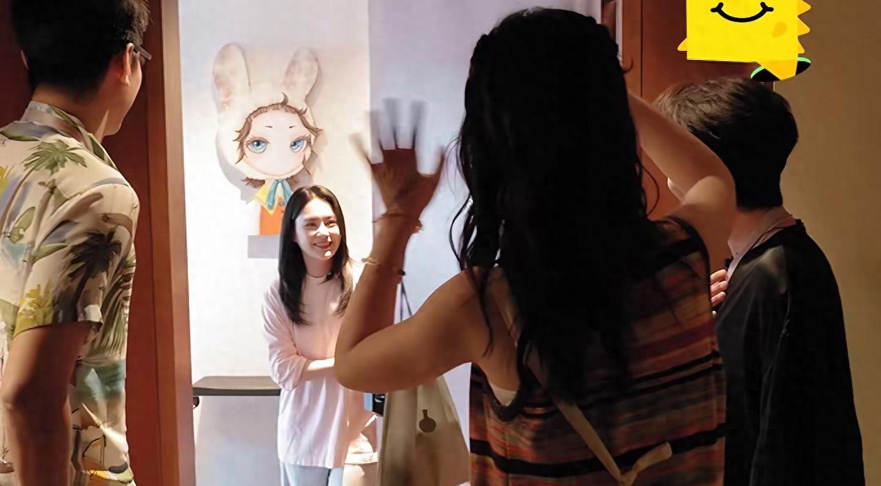 不愧是中国最有名的女子组合成员！如今44岁在北京独居，住200平房子花700多点