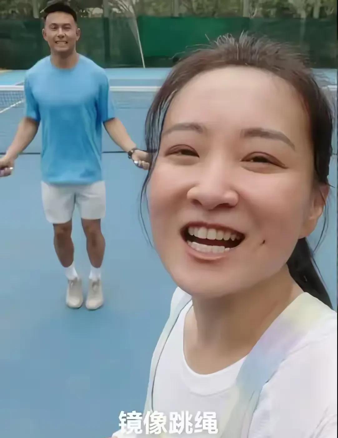 贾玲，想不到啊，瘦下来之后，她整个人都在发光，这也太美了吧，很多人都说她瘦了没有