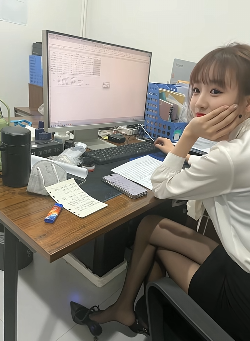 新来的同事好漂亮，要个联系方式[doge]
