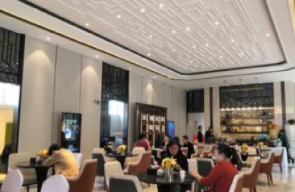 2025年7月，上海闵行区一位六十多岁的王阿姨坐在客厅的沙发上，显得很焦虑。几天