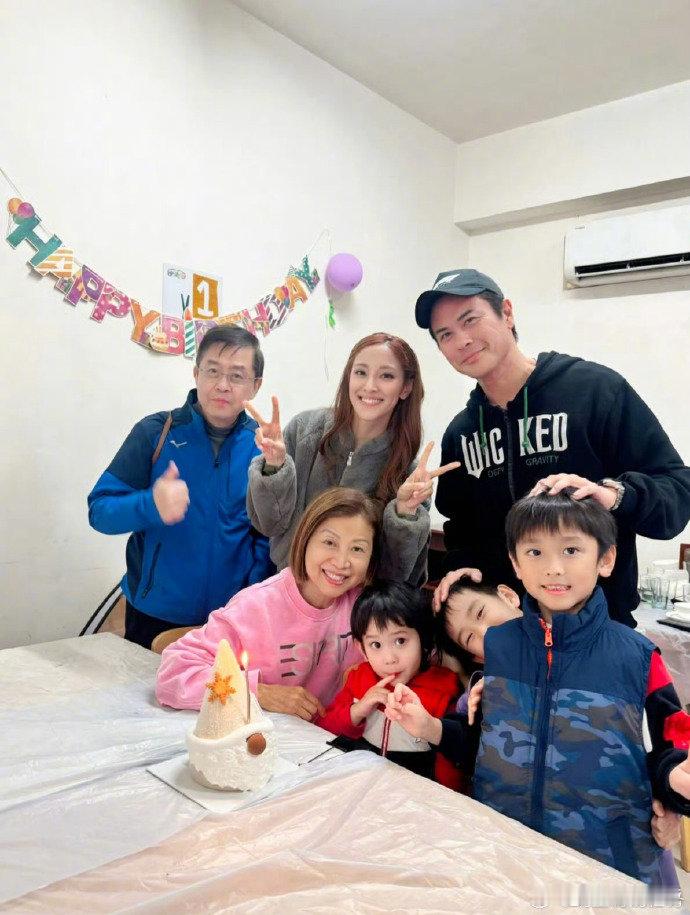 郑嘉颖一家为陈凯琳妈妈庆生郑嘉颖陈凯琳一家没有丑的义务郑嘉颖夫妇为岳母庆生，三