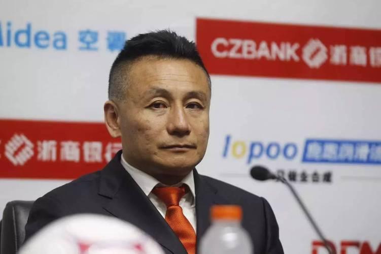 有人问宫磊，国内足坛哪位球员最令他心生敬佩，他不假思索脱口而出：容志行。提起