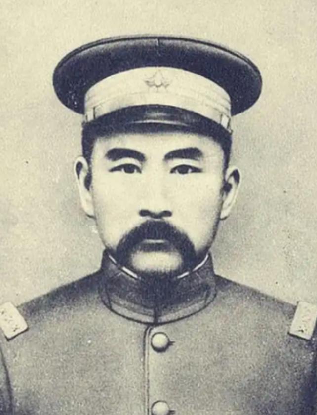 民国都六年了，全国人辫子早剪干净了，偏偏有个人，脑后拖着根大辫子，手底下几千号兵