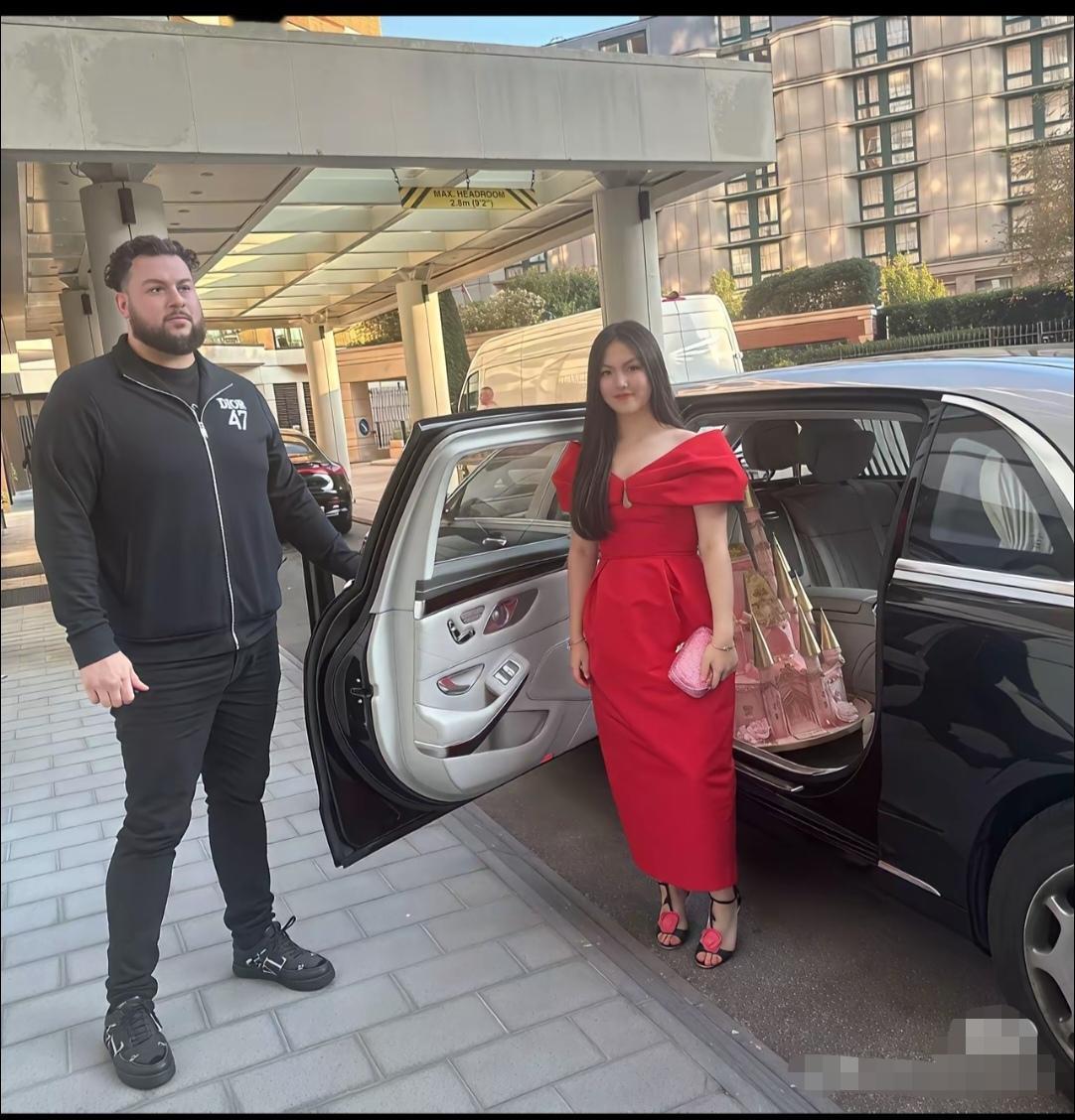 王诗龄，高贵的气质和这加长版的车简直太配了。