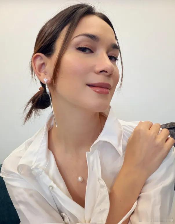 卢靖姗穿着白色衬衫真是妥妥的御姐范，这也太好看了吧！才生完二胎两个月的时间就瘦出