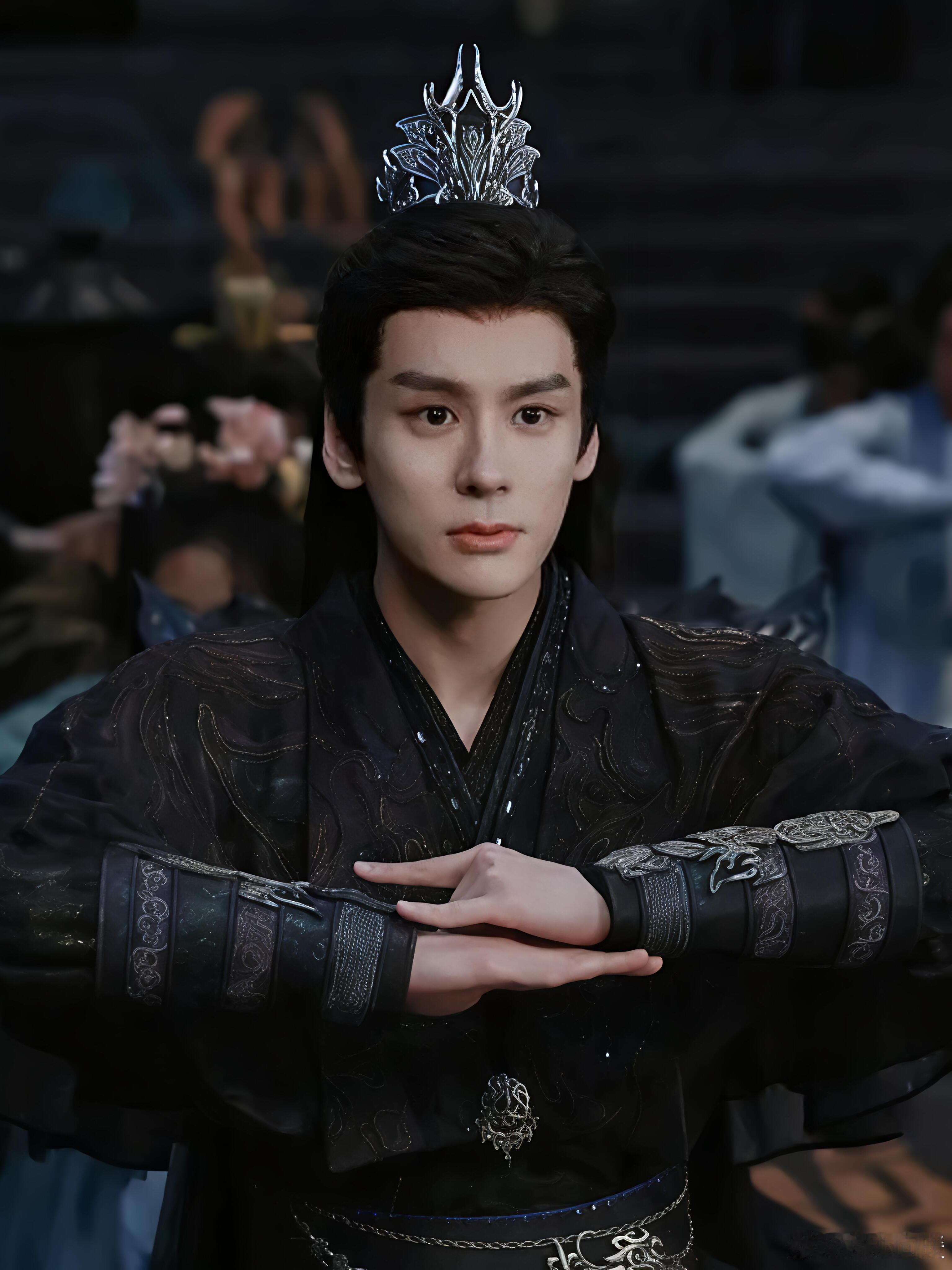 追《白日提灯》，嗑贺思慕和段胥爱情的同时，也心疼痴恋贺思慕三百多年的晏柯。自见贺