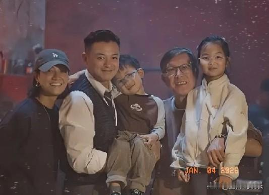 周一围朱丹爱满四口同框2026年新年伊始，周一围朱丹全家福首度完整公开，8岁