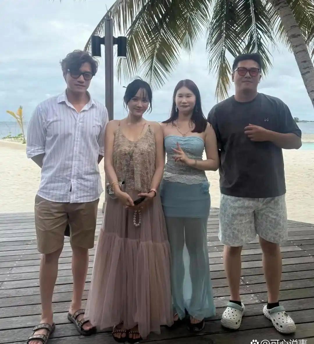 47岁陈乔恩和老公艾伦现身马尔代夫一起度假。她穿了一条吊带纱裙，颜值在线，整个人