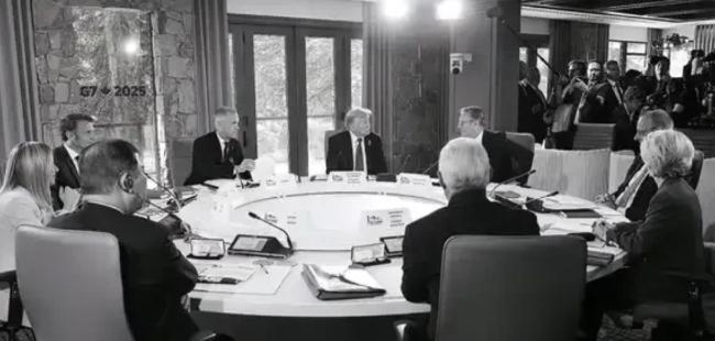 你敢信吗？G7峰会上发生了这么戏剧性的一幕。欧盟主席冯德莱恩专门掏出来一块磁铁