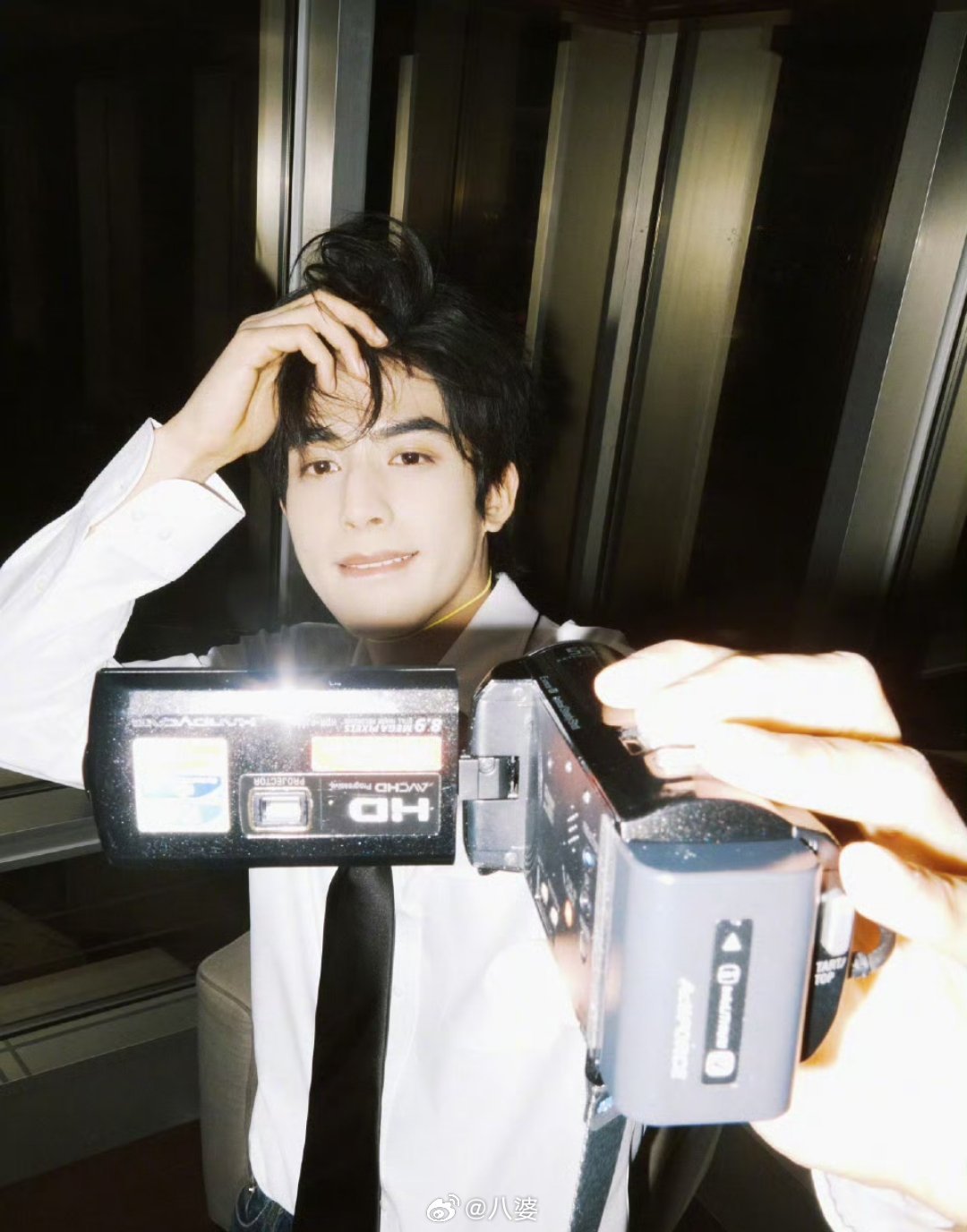 宋威龙自己做的妆发造型27岁的宋威龙，用自己做的妆发造型当生日礼物，还哼着新歌