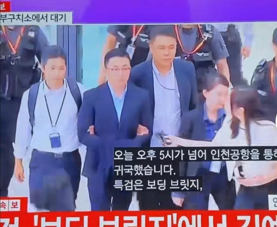 金建希的管家金艺成一下飞机就直接被逮捕了，从画面来看，金艺成的手上放着一件衣服，