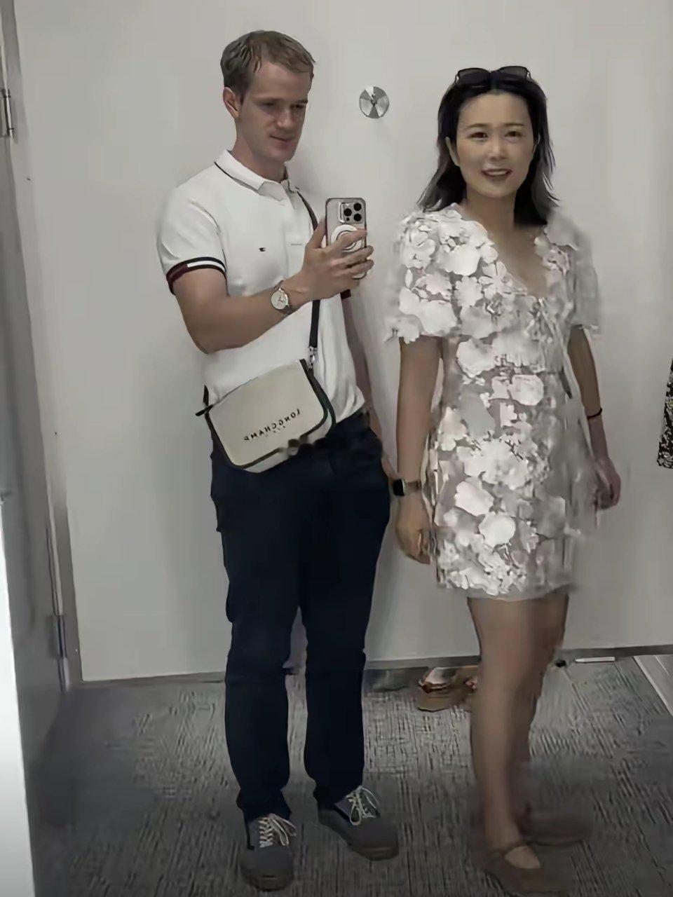 远嫁美国的小黄，最近情绪低落家庭主要是他的美国老公爆出了大瓜据网传学历造假，捐精