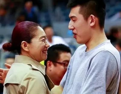 她是女篮名将，丈夫付伟突发疾病离世，她悲痛欲绝。5年后，44岁的她带着儿子，嫁给