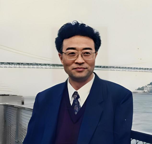 他名叫刘铁骑，是大贪官刘青山的儿子，父亲在1952年被枪毙的时候，刘铁骑才6岁，