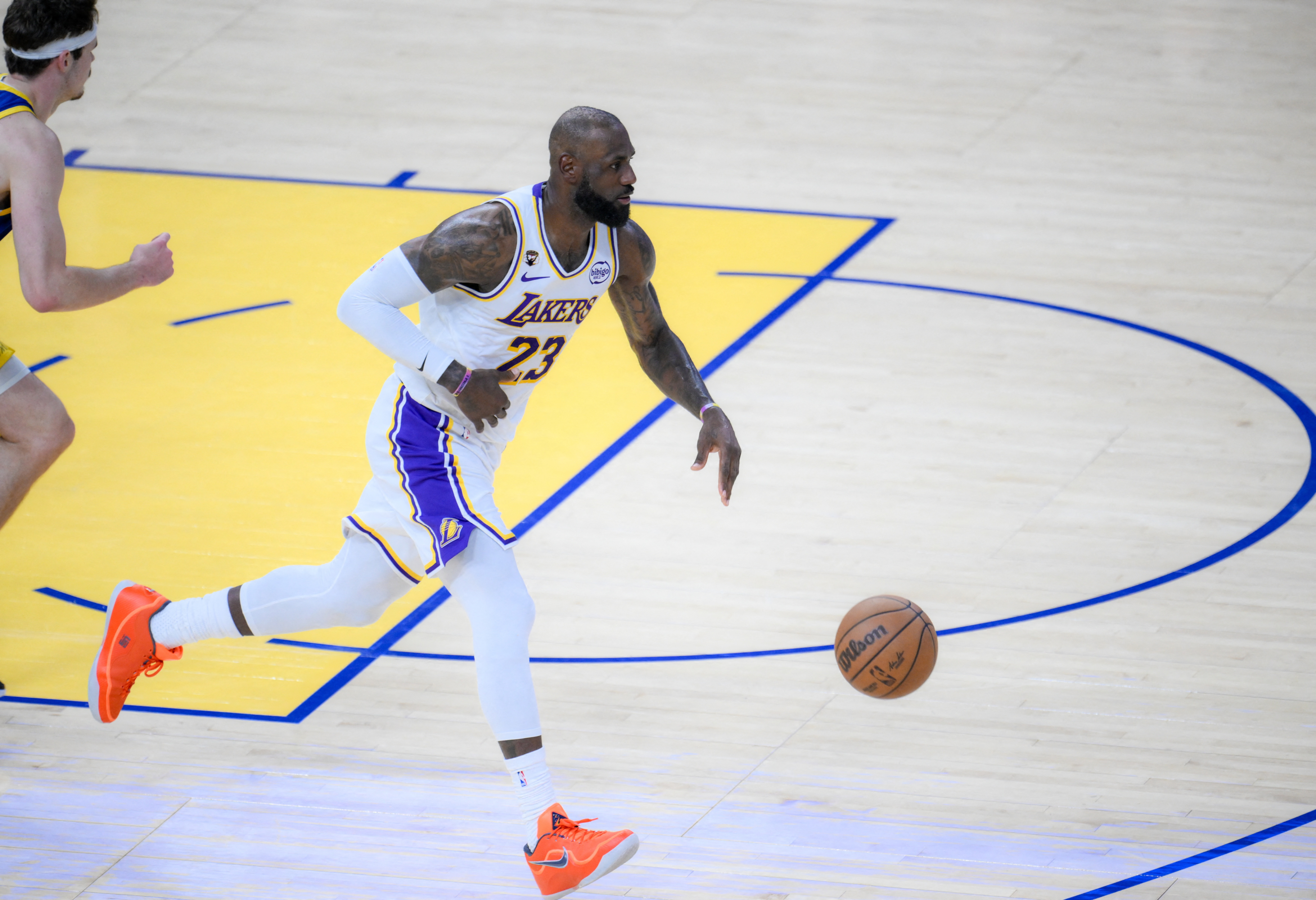 今日，湖人110-101主场击败鹈鹕。赛后，湖人球星詹姆斯接受了采访。当被问到在