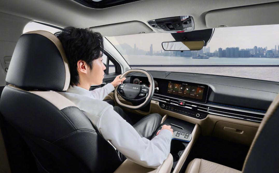 最近起亚新狮铂拓界上市了，我们看了一下给到10.99万价格！其实对于一辆SUV而