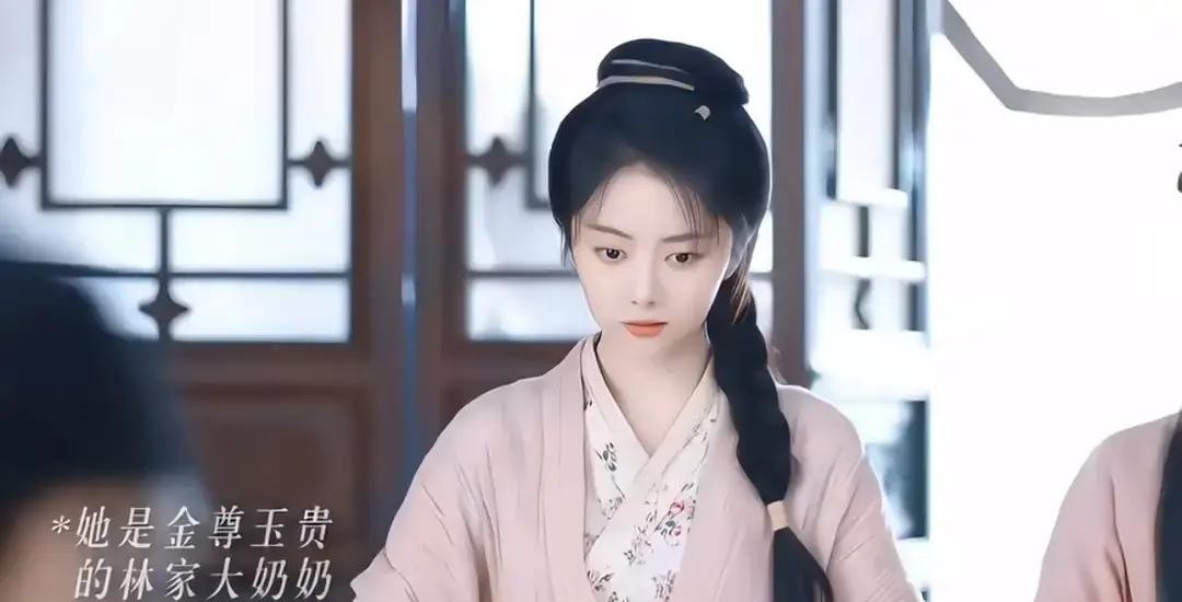 谭松韵演这个争议剧的第一天，原著粉冲了剧方官博12万条评论，没人认她是原著里写的“走在街上能让路人回