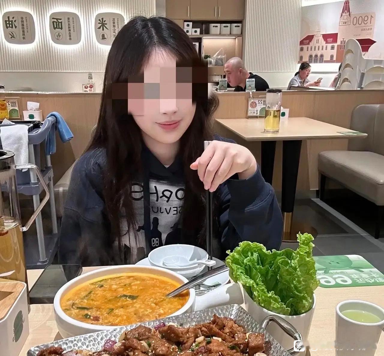 一对年轻人相亲见面，俩人聊得很投机，互相印象都不错。吃饭的时候女生主动提出，等下