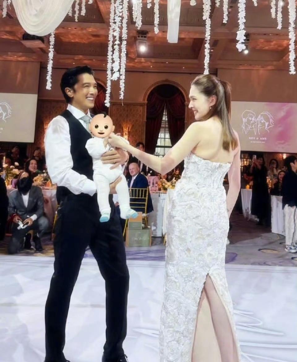 邱泽许玮甯结婚四年，两人在儿子Ian白百天时补办婚宴，今日他们夫妻俩儿子也带去了