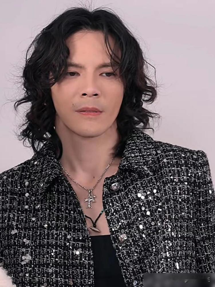 一个2000粉的账号直播，瞬间挤进6万人。点进去的人都愣了：主播怎么是向佐？