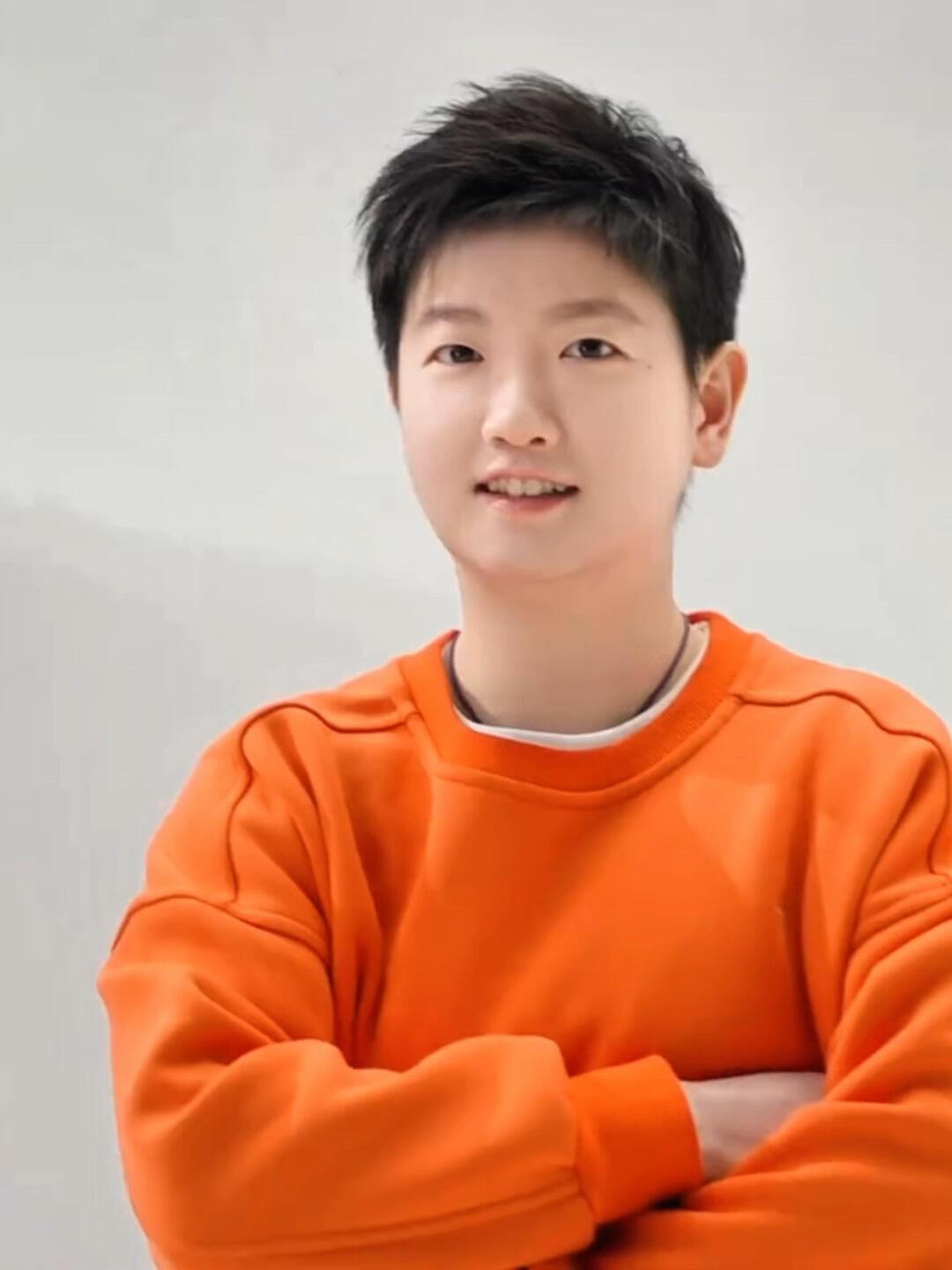 莎莎一个人，橙色得上衣，白色的裤子，这是拍成偶像了，代言太拼了！白象方便面可是